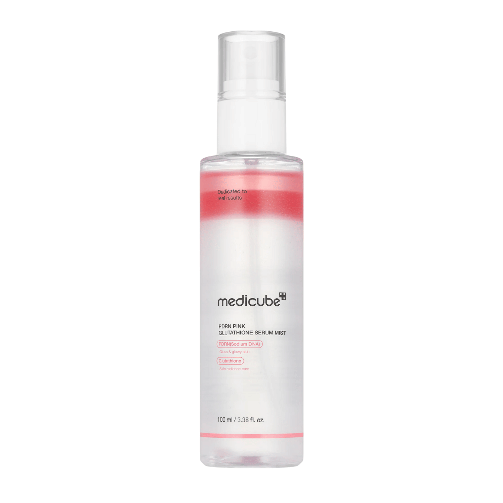 Medicube PDRN Pink Glutathione Serum Mist – pršilo za obraz v prozorni steklenički z roza plastjo, zasnovano za sijaj, vlaženje in izboljšano elastičnost kože.
