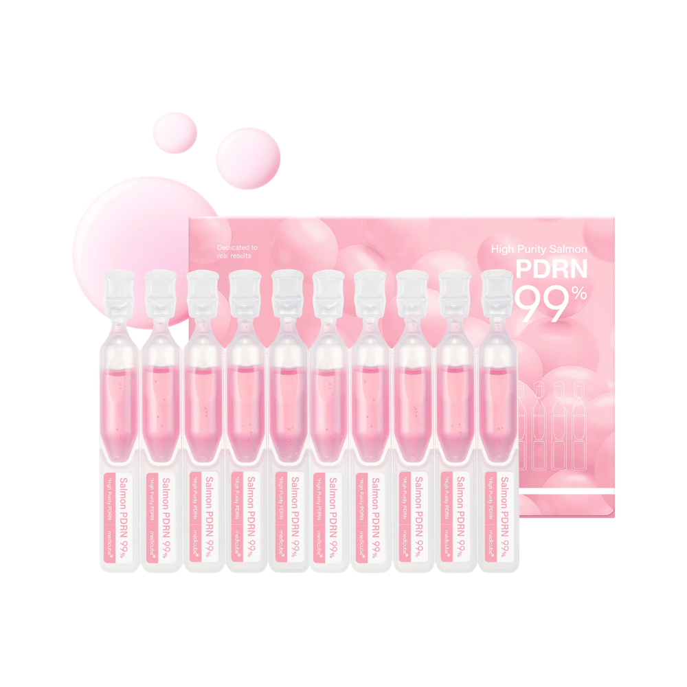 Medicube PDRN Pink One Day Serum Set z desetimi posameznimi ampule za obraz in embalažo izdelka. Set vsebuje serum z 99 % visoko prečiščenim lososovim PDRN za vlaženje, sijaj in vsakodnevno nego kože.