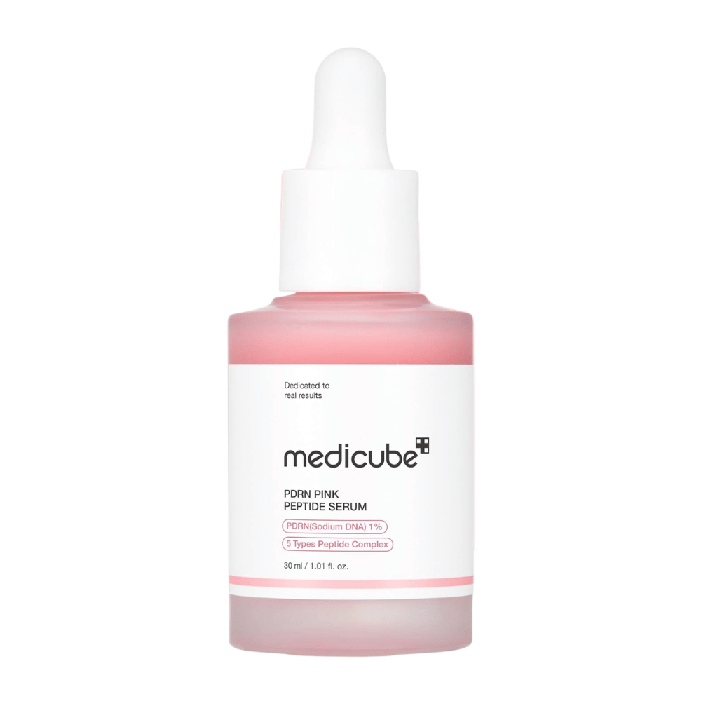 Medicube PDRN Pink Peptide Serum 30 ml, rožnati serum za obraz z 1 % PDRN in peptidi v steklenički z belo pipeto na belem ozadju.
