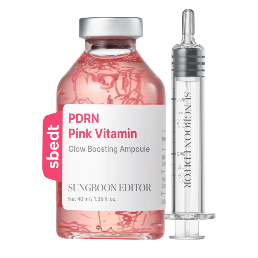 8. SUNGBOON EDITOR PDRN Pink Vitamin Glow Boosting Ampoule 40 ml – rožnata steklenička z ustreznim prozornim aplikatorjem na belem ozadju