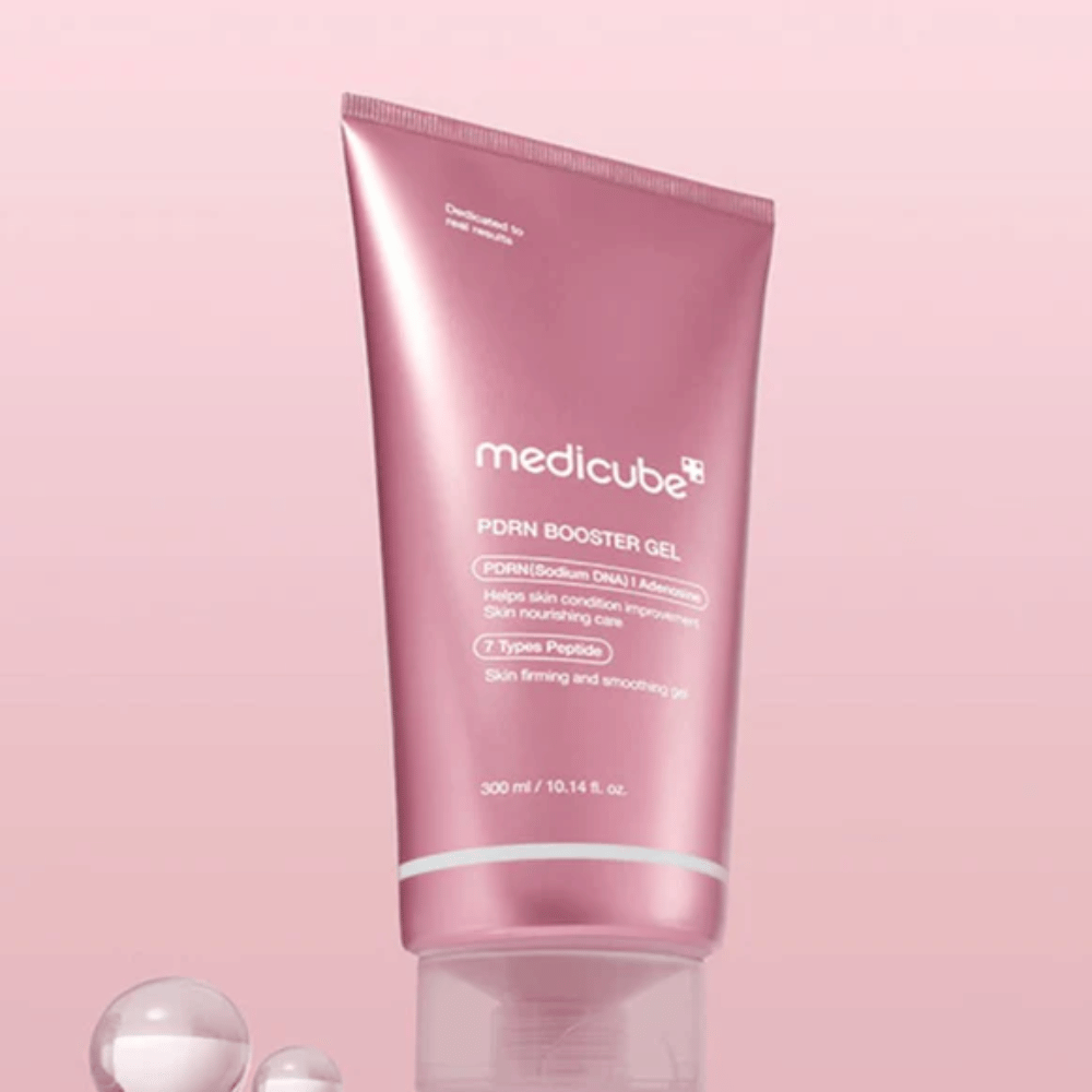 Z Medicube PDRN Booster Gel vaša koža prejme intenzivno nego s sedmimi vrstami peptidov in PDRN (natrijev DNA). Gel izboljša stanje kože, zagotavlja hranjenje in spodbuja čvrstost za bolj gladko in prožno kožo. Popoln za razkošno rutino nege kože.
