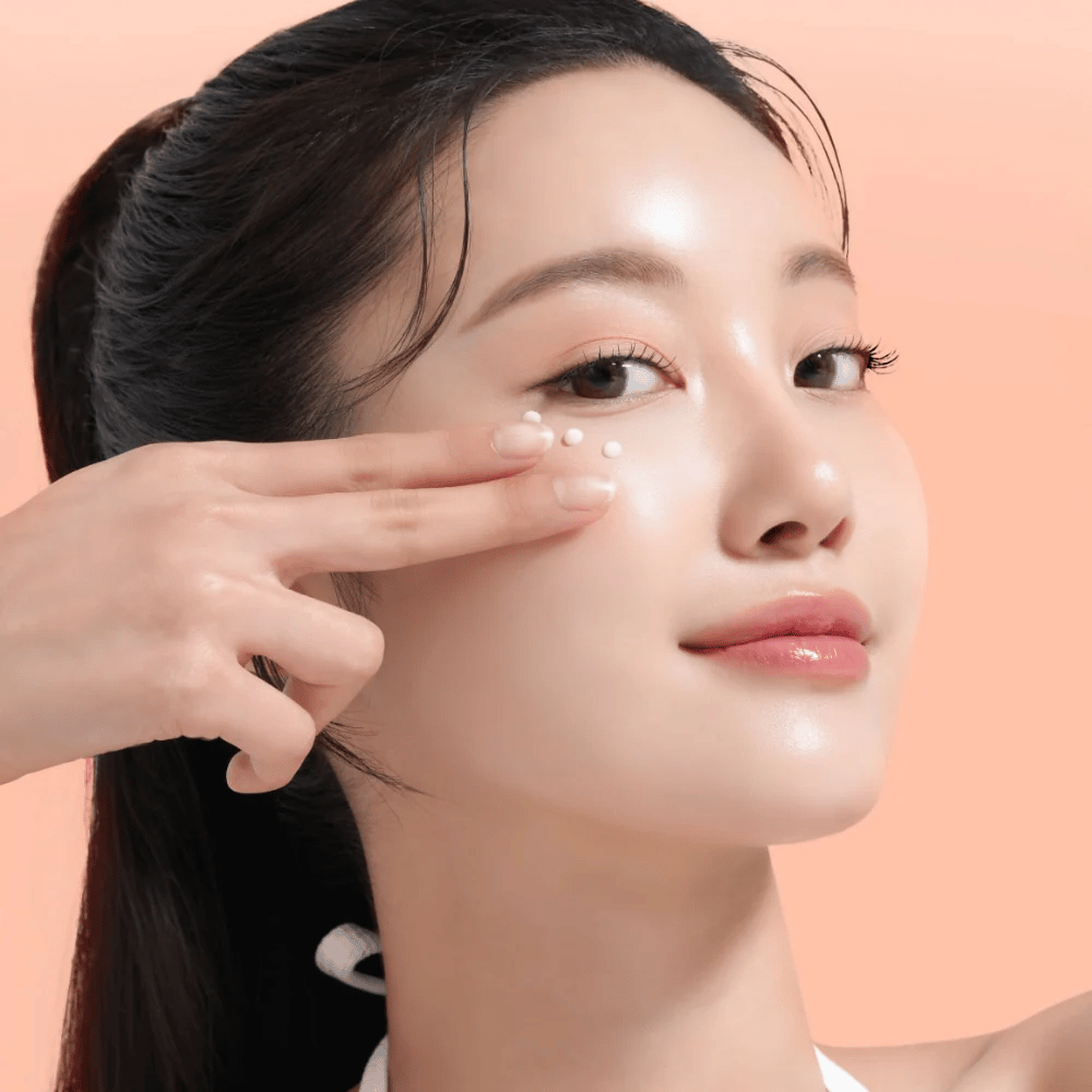 Oseba nanese Mixsoon PDRN Collagen Eye Serum pod oči. Serum posvetli, zmanjša oteklino in okrepi čvrstost kože.