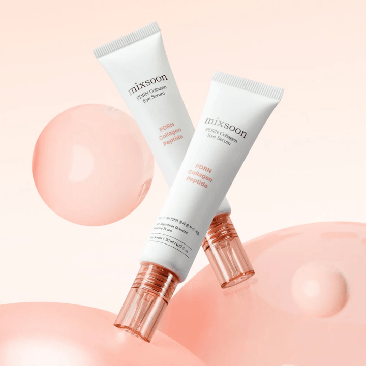 Mixsoon PDRN Collagen Eye Serum na ozadju z rožnatimi mehurčki. Serum za oči, ki daje sijaj, s PDRN, kolagenom in peptidi.