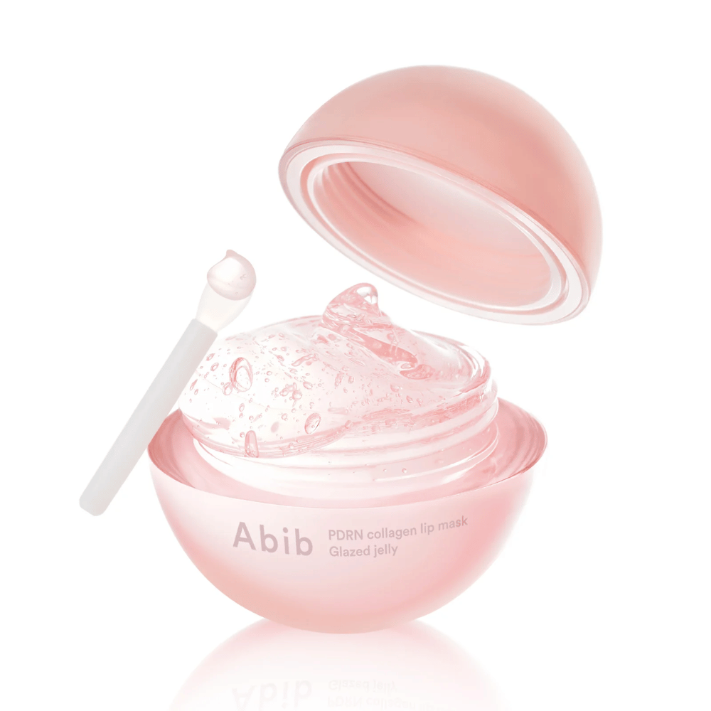 Roza okrogla posoda z Abib PDRN Collagen Lip Mask Glazed Jelly, odprta s pokrovom nagnjenim nazaj. Prozoren gel z zračnimi mehurčki je viden v posodi skupaj z majhno lopatico.