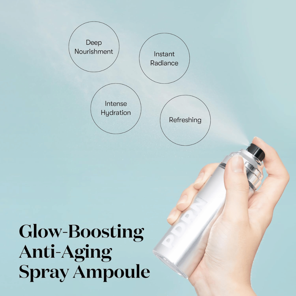 Roka prši VT PDRN Glow Ampoule iz srebrne razpršilne stekleničke. Obkrožajoče besedilo opisuje prednosti izdelka: "Globinsko hranjenje," "Takojšnji sijaj," "Intenzivna hidracija," in "Osvežujoče." Izdelek je oglaševan kot ampula za povečanje sijaja in proti staranju.