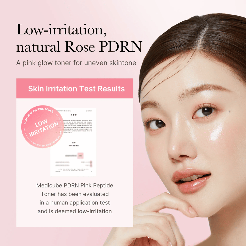 Medicube PDRN Pink Peptide Toner, testiran za nizko draženje, prikazan skupaj z modelom z enakomerno in sijočo kožo.