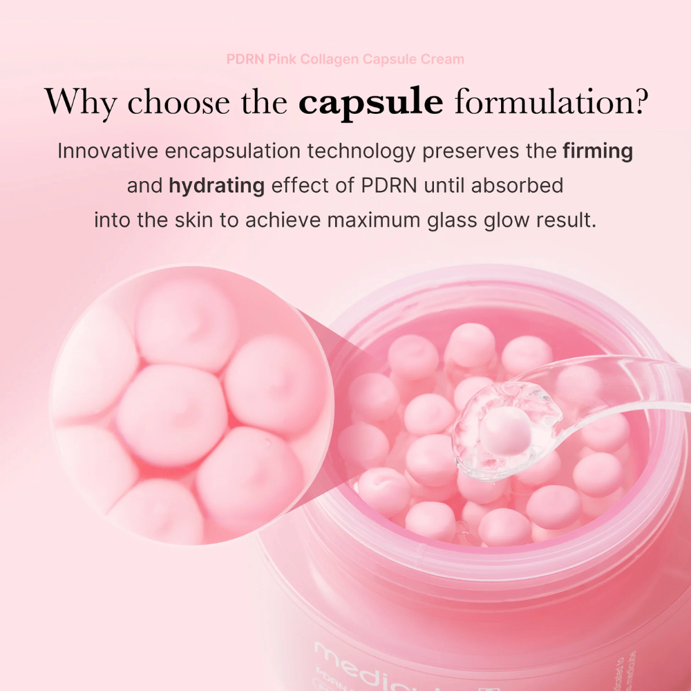 Povečava roza kapsul v Medicube PDRN Pink Collagen Capsule Cream z žlico in povečevalnim steklom, ki prikazuje tehniko inkapsulacije za vlaženje in čvrstost.