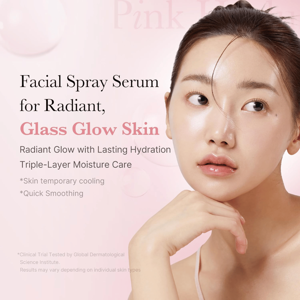 Ženska z sijočo, navlaženo kožo, ki ponazarja učinek seruma za obraz v obliki pršila za 'Glass Glow Skin'. Besedilo na sliki opisuje vlago, hladilni učinek in hitro glajenje.
