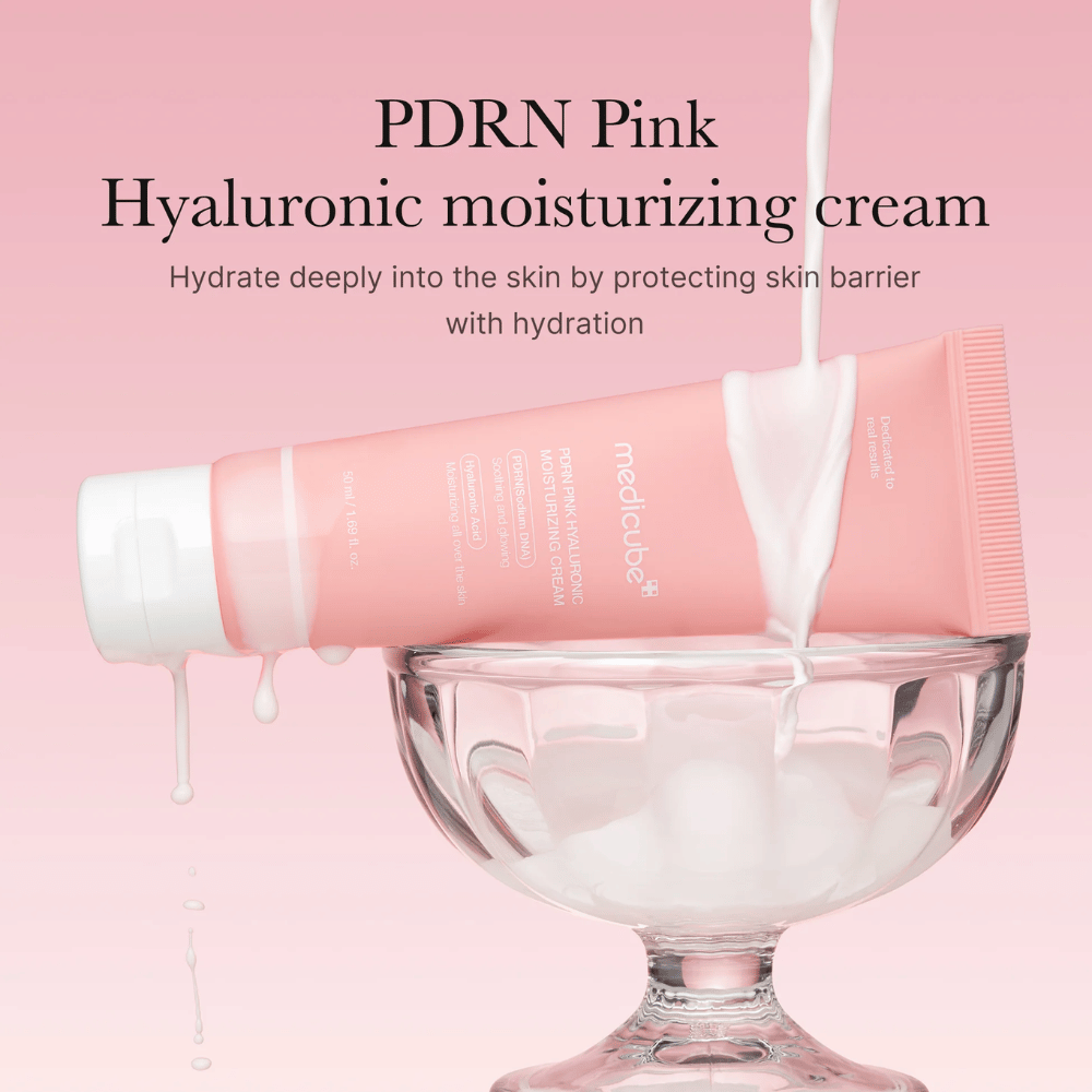 Medicube PDRN Pink Hyaluronic Moisturizing Cream v roza tubi, ki se vlije v stekleno posodo, z besedilom, ki poudarja globoko vlaženje in zaščito kožne bariere.