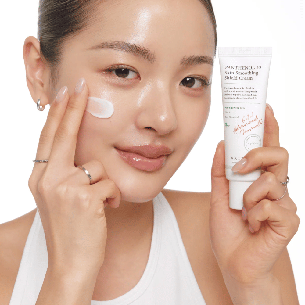 AXIS-Y Panthenol 10 Skin Smoothing Shield Cream se nanaša na kožo za krepitev kožne bariere