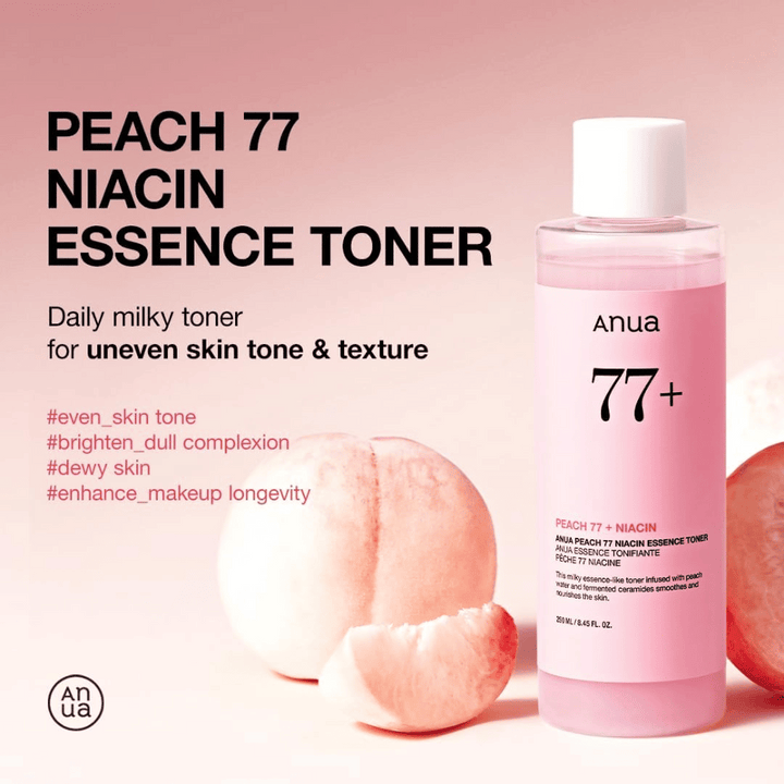 Anua Peach 77 Niacin Essence Toner v roza steklenici poleg breskev, z besedilom, ki poudarja prednosti za neenakomeren ten kože, sijaj in izboljšano obstojnost ličil.