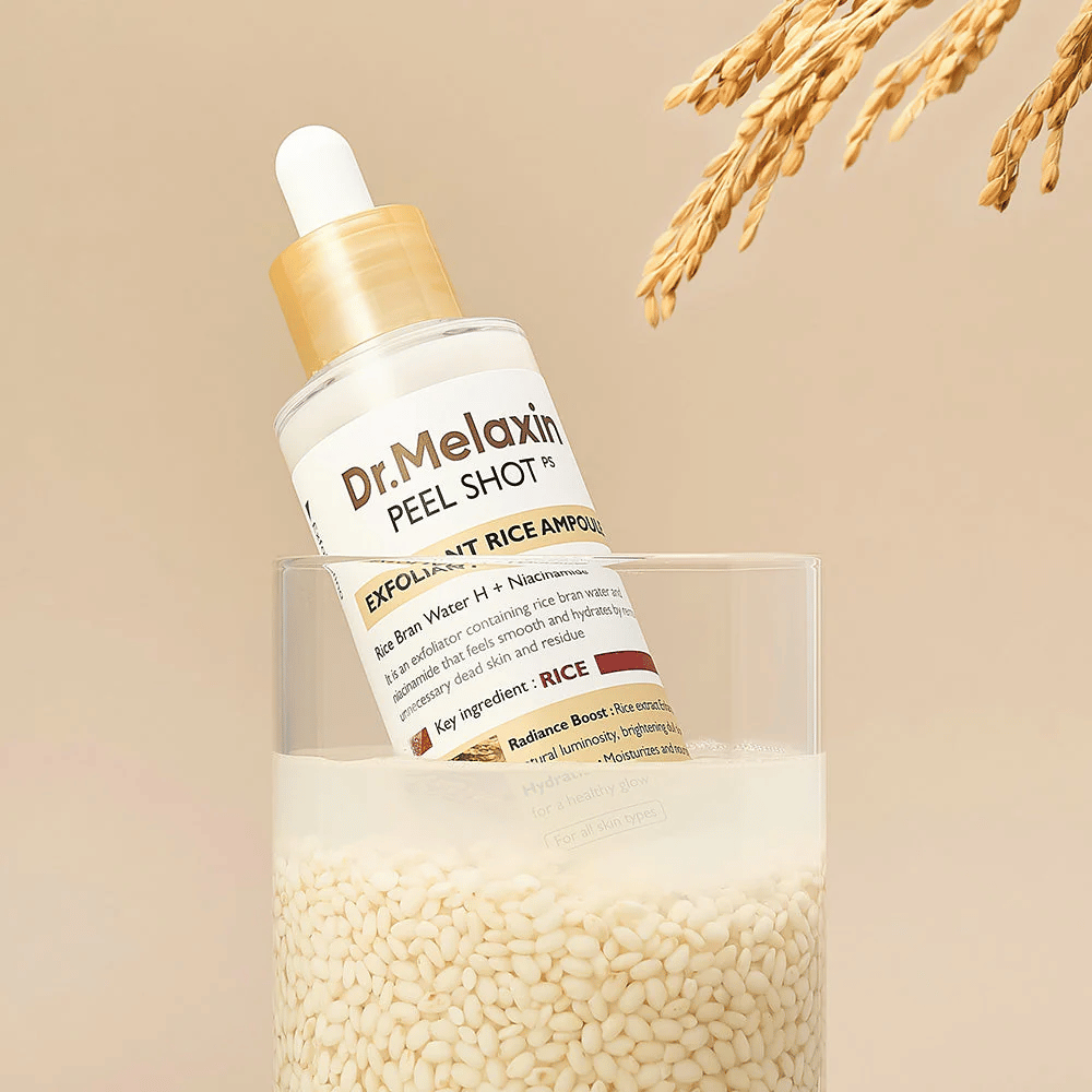 Dr.Melaxin Peel Shot Exfoliant Rice Ampoule postavljena v kozarec z rižem, prikazuje sijajne in vlažilne lastnosti izvlečka riža v korejski negi kože.