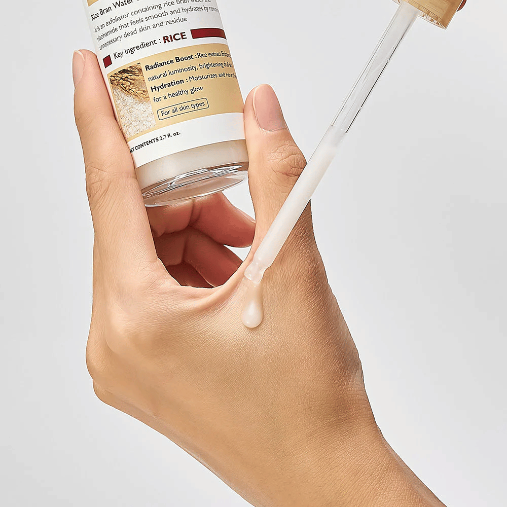 Povečava na Dr.Melaxin Peel Shot Rice Ampoule, nanesena s pipeto na roko, lahko tekoča eksfoliantna ampula, ki se hitro vpije in zagotavlja vlaženo, gladko kožo.