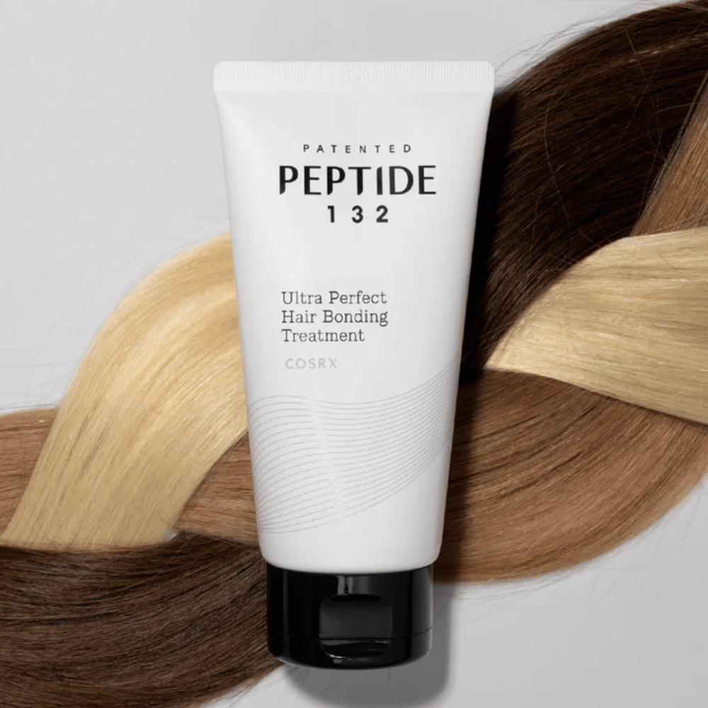 COSRX Peptide 132 Ultra Perfect Hair Bonding Treatment postavljen proti pletenim lasem v različnih odtenkih – simbolizira obnovitveni in krepilni učinek.
