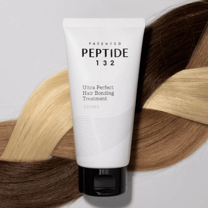 COSRX Peptide 132 Ultra Perfect Hair Bonding Treatment postavljen proti pletenim lasem v različnih odtenkih – simbolizira obnovitveni in krepilni učinek.