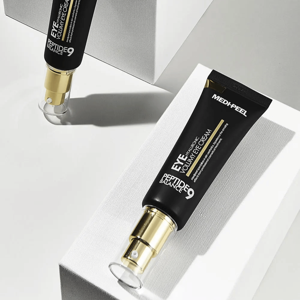 MEDI-PEEL Peptide 9 Hyaluronic Volumy Eye Cream v črni in zlati barvi – korejska krema za oči s peptidi in hialuronsko kislino, ki zagotavlja polnejšo kožo in izboljšano elastičnost okoli oči.
