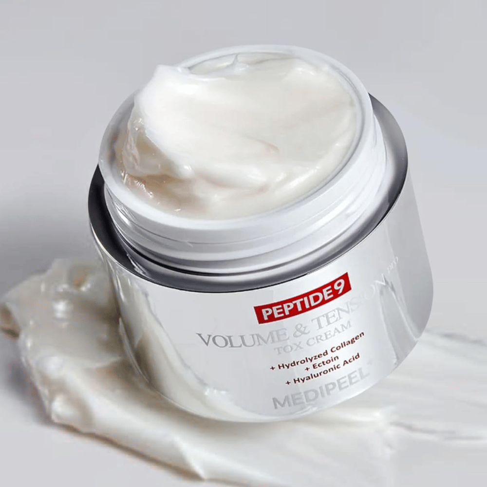Povečana slika MEDI-PEEL Peptide 9 Volume & Tension Tox Cream. Bogata krema vsebuje hidroliziran kolagen, ektoin in hialuronsko kislino za čvrstejšo in navlaženo kožo.