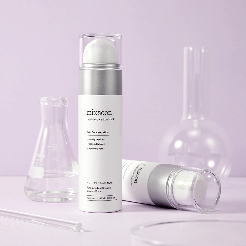 Mixsoon Peptide Cica Hyalshot na vijoličnem ozadju z laboratorijskim steklom – vlažilni in pomirjujoči serum s peptidi in centelo za občutljivo kožo.