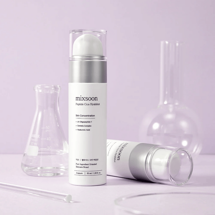 Mixsoon Peptide Cica Hyalshot na vijoličnem ozadju z laboratorijskim steklom – vlažilni in pomirjujoči serum s peptidi in centelo za občutljivo kožo.