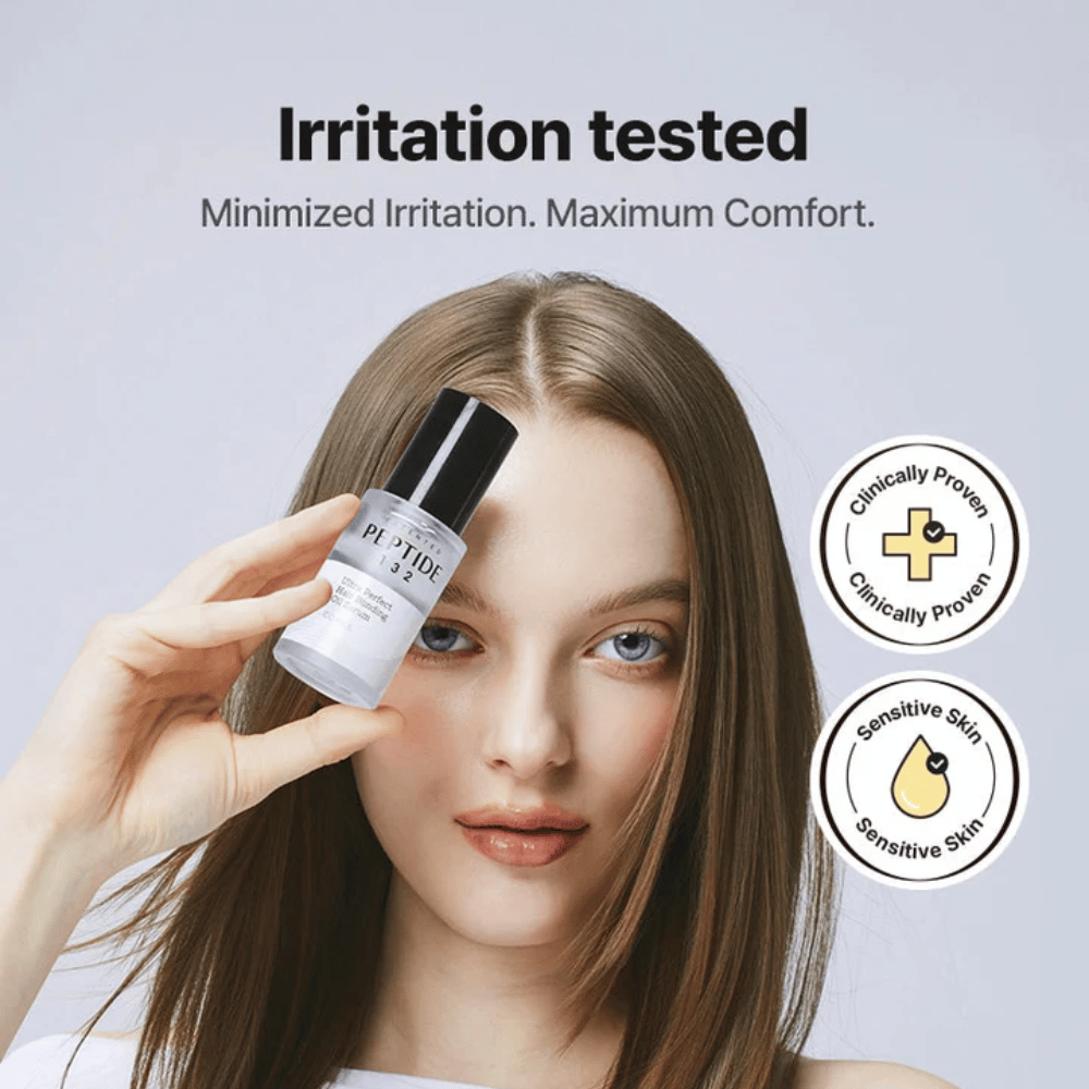 Ženska drži COSRX Peptide 132 Hair Serum – klinično preizkušena formula za občutljivo kožo in maksimalno udobje.