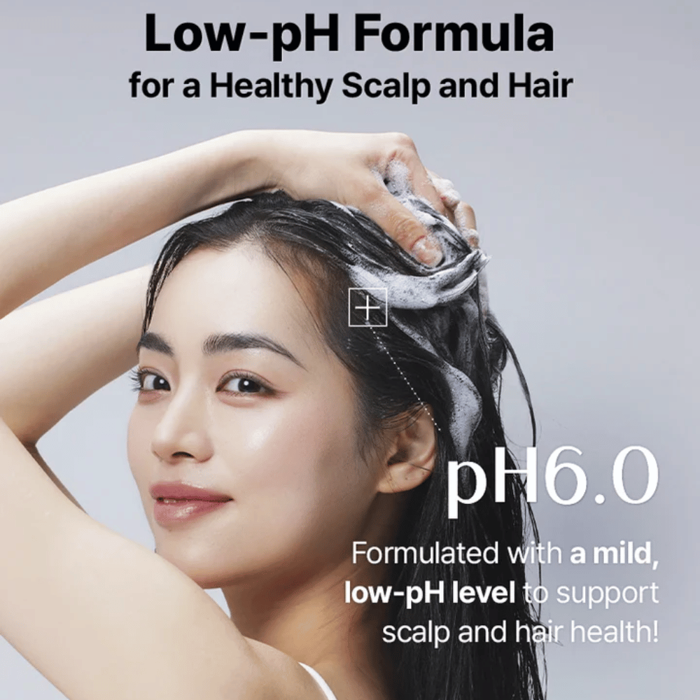 Ženska si umiva lase s COSRX Peptide 132 Shampoo – blaga formula s pH 6.0, ki krepi lase in lasišče.