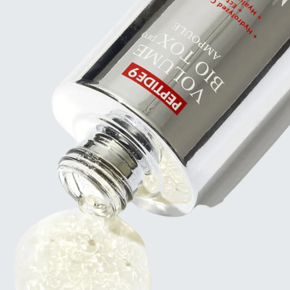 Povečava MEDI-PEEL Peptide 9 Volume Bio Tox Pro Ampoule, ki se izliva. Prozorna formula s kolagenom, ektoinom in hialuronsko kislino globinsko vlaži.