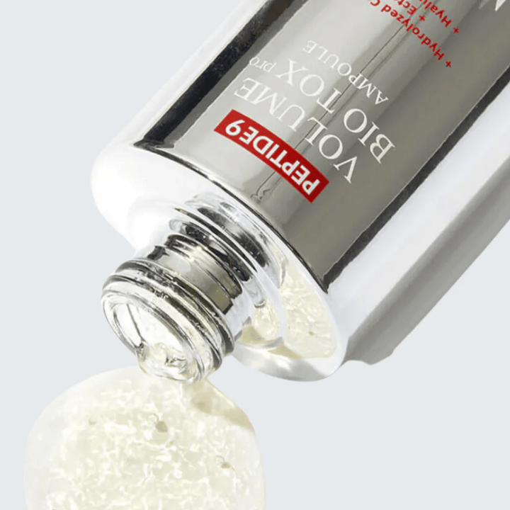 Povečava MEDI-PEEL Peptide 9 Volume Bio Tox Pro Ampoule, ki se izliva. Prozorna formula s kolagenom, ektoinom in hialuronsko kislino globinsko vlaži.