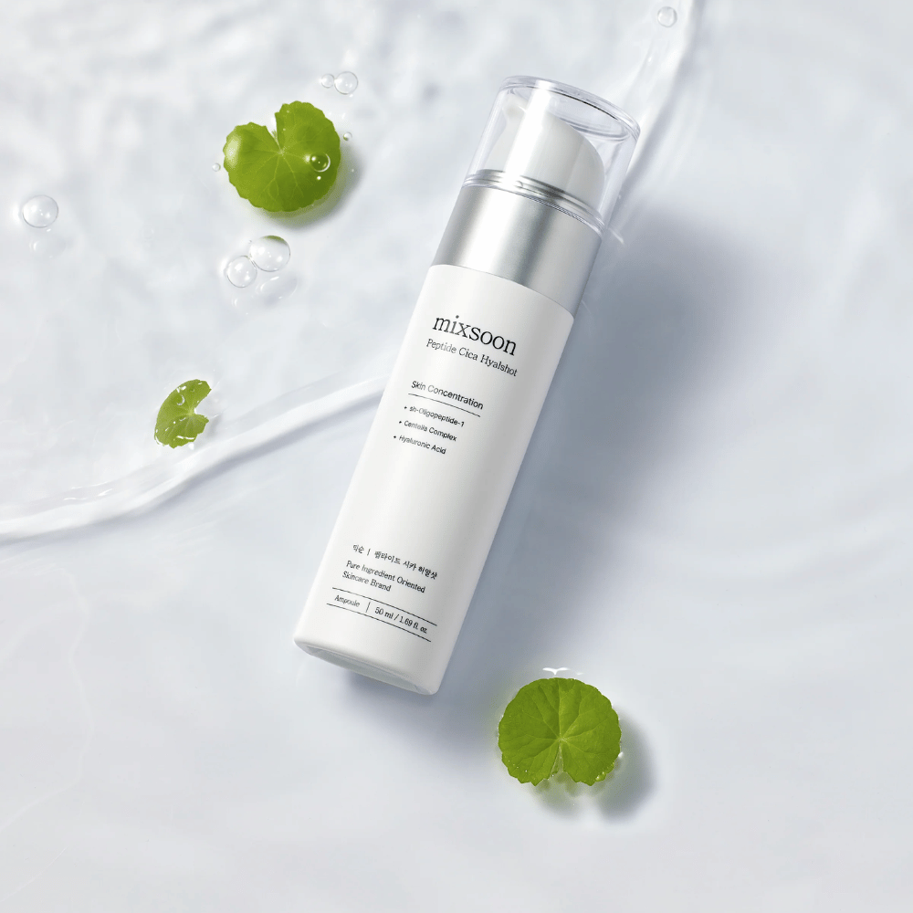 Mixsoon Peptide Cica Hyalshot – vlažilni serum s peptidi, centelo in hialuronsko kislino. Pomirjujoča formula za občutljivo kožo, v elegantni beli steklenički ob vodni površini z zelenimi listi.