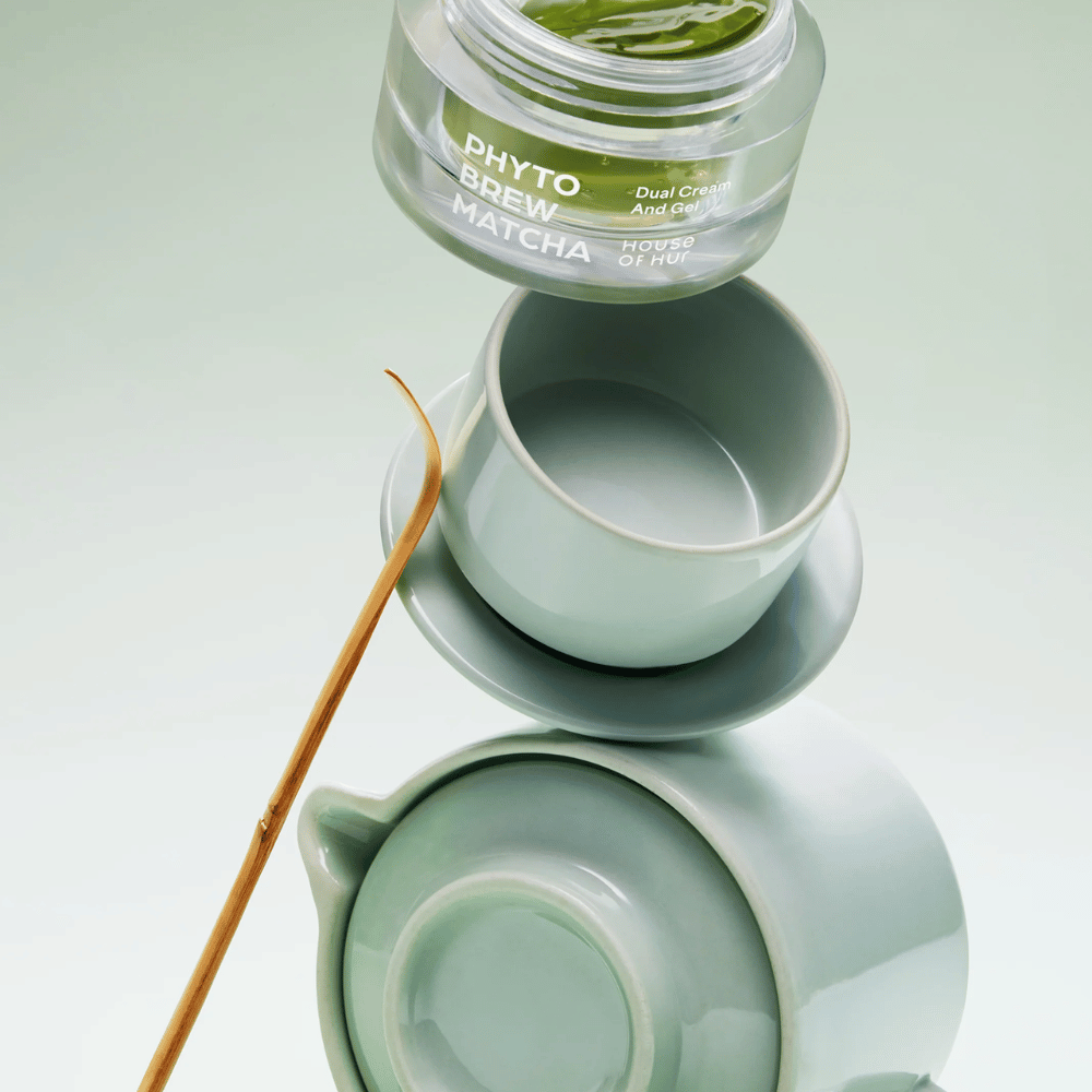 House of Hur matcha krema z edinstveno dvodelno formulo, ki združuje lahek gel in hranilno kremo za prilagojeno nego kože