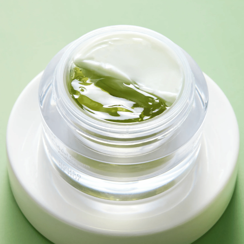 Matcha krema za obraz z gelom in kremo v istem lončku, ki pomirja kožo, jo vlaži ter izboljšuje ravnovesje in sijaj kože