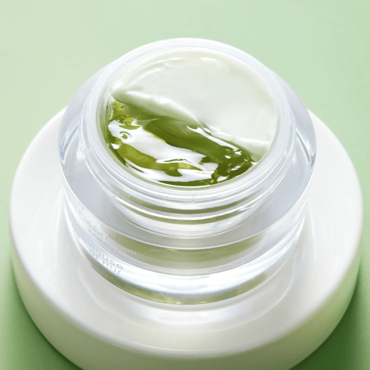 Matcha krema za obraz z gelom in kremo v istem lončku, ki pomirja kožo, jo vlaži ter izboljšuje ravnovesje in sijaj kože