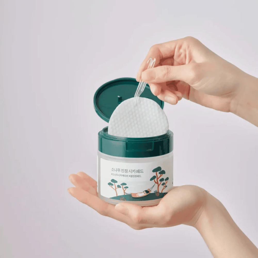 ROUND LAB Pine Calming Cica Pad – tonik za obraz blazinica se vzame iz lončka s priloženo pinceto