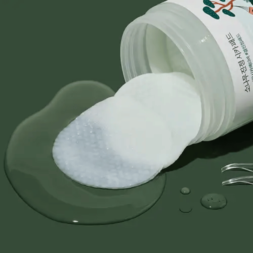 ROUND LAB Pine Calming Cica Pad – pomirjujoč toner pads z mehko in teksturirano površino