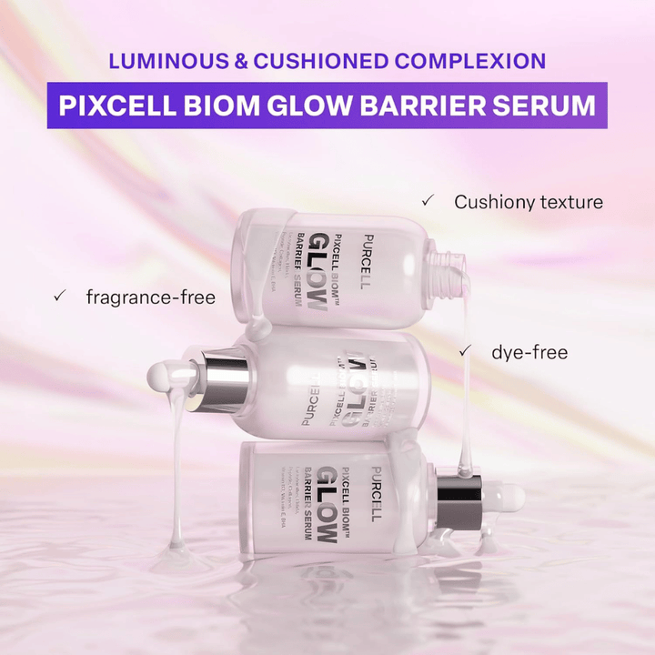 Tri steklenice PURCELL Pixcell Biom Glow Barrier Serum zložene z tekočim serumom. Brez dišav, brez barvil in z mehko, blazinasto teksturo.