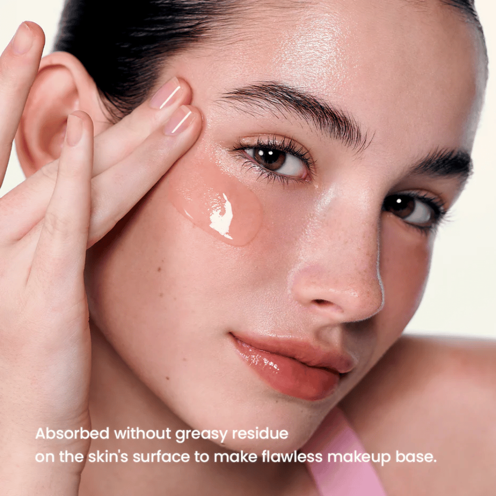 Model nanaša Biodance Collagen Peptide Serum – gladkejša koža in popolna osnova pod ličili.