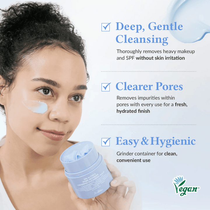 Dr.Althea Pore Refresh Grinding Cleansing Balm z napisom "Deep, Gentle Cleansing", ki prikazuje, kako izdelek temeljito odstranjuje ličila in SPF, ne da bi dražil kožo. Napis "Clearer Pores" pojasnjuje, da odstranjuje nečistoče in daje svež, navlažen rezultat. Podčrtano z "Easy & Hygienic", kar pomeni, da ima izdelek mlinček za enostavno in higiensko uporabo.