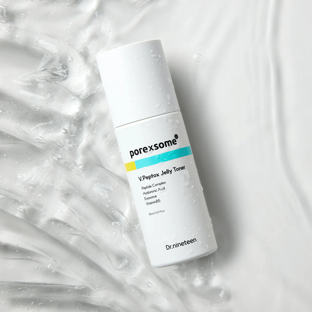 Porexsome V.Peptox Jelly Toner od Dr.nineteen leži na sijoči površini z učinkom vode. Vlažilni in učvrstitveni toner za pore.