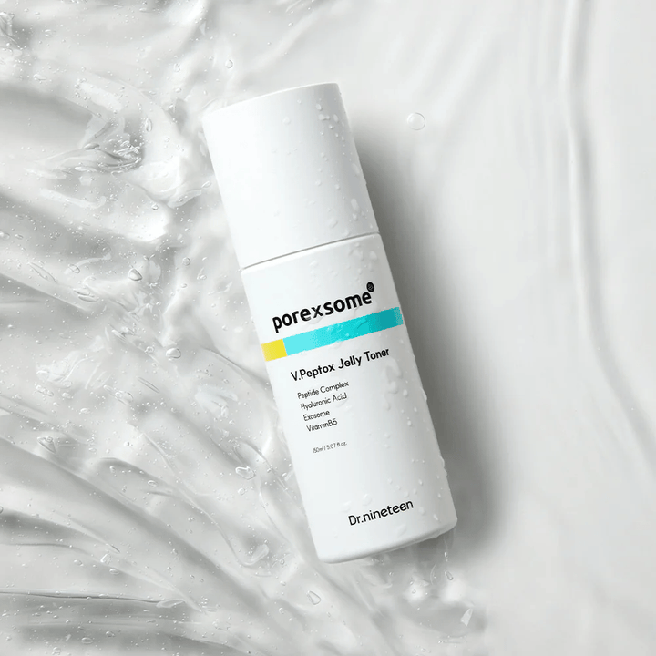Porexsome V.Peptox Jelly Toner od Dr.nineteen leži na sijoči površini z učinkom vode. Vlažilni in učvrstitveni toner za pore.