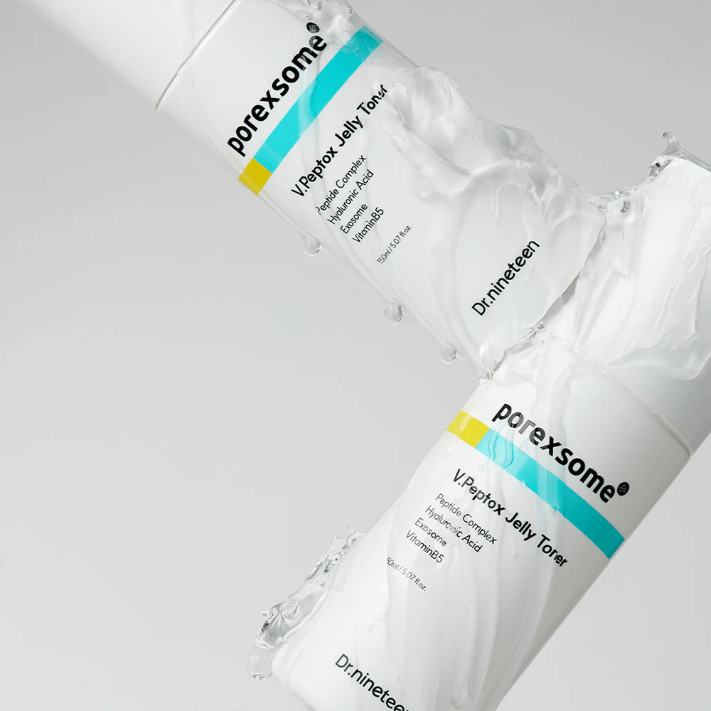 Dve steklenički Porexsome V.Peptox Jelly Toner, prekrite s prozornim gelom. Sodobna, klinična zasnova, ki poudarja svežo teksturo izdelka.