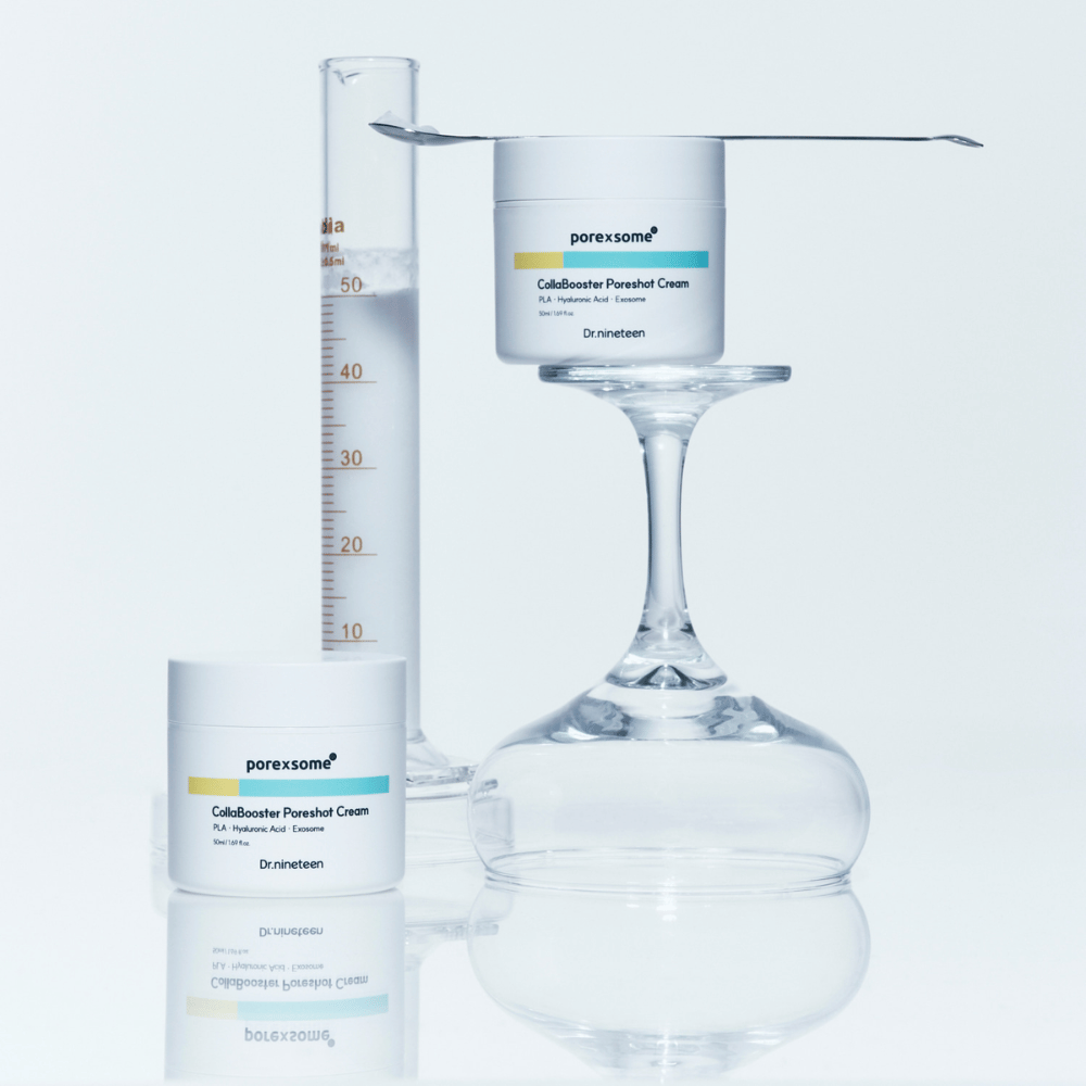 Dve posodi Dr.nineteen Porexsome CollaBooster Poreshot Cream postavljeni ob kozarec in merilno posodo. Minimalističen dizajn, ki signalizira znanstveno natančnost.