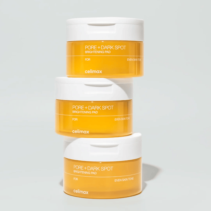 Tri kozarci Celimax Pore + Dark Spot Brightening Pad – osvetljujoče eksfoliacijske blazinice za enakomernejšo kožo in jasnejši sijaj.