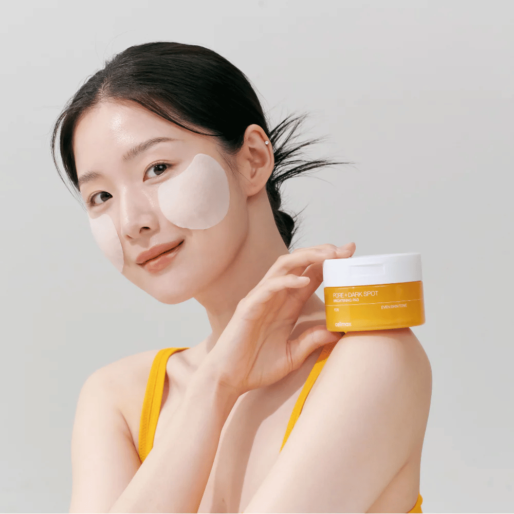 Ženska nanaša Celimax Pore + Dark Spot Brightening Pad – korejske blazinice, ki izenačujejo ton kože in zmanjšujejo pore ter pigmentne lise.