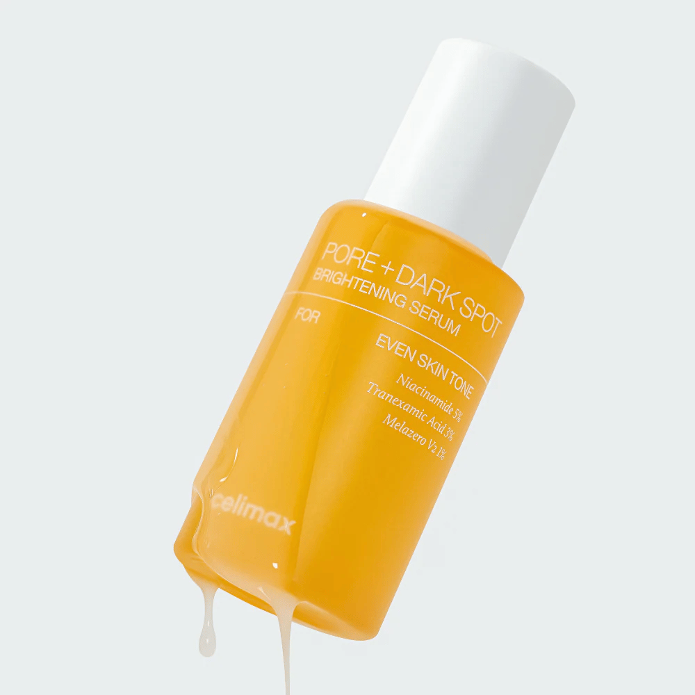 Celimax Pore + Dark Spot Brightening Serum v rumeni steklenički z belim pokrovom, kapljice seruma tečejo po steklenički.