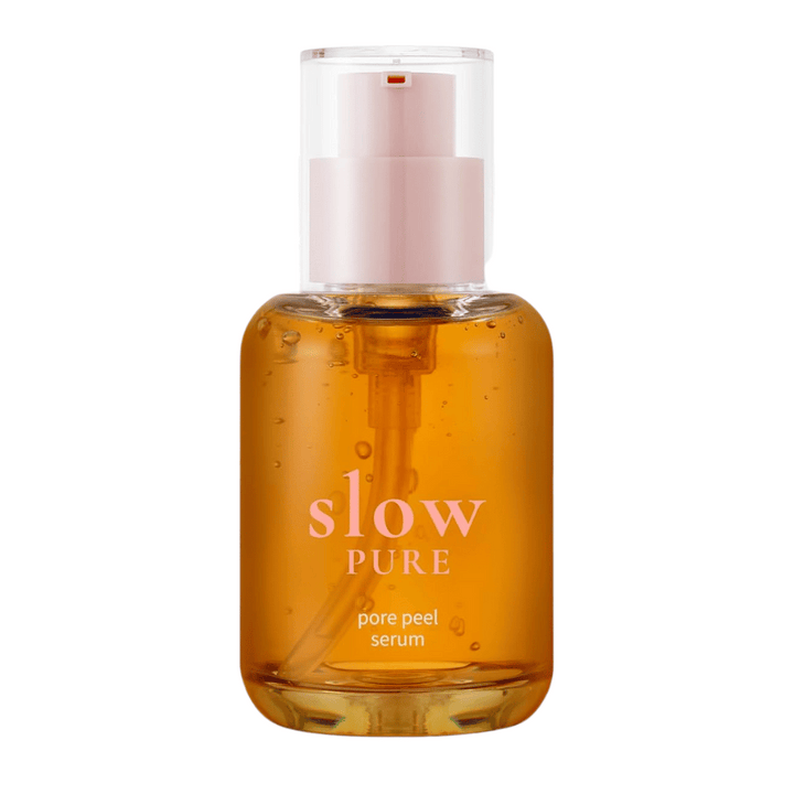 Slow Pure Pore Peel Serum v steklenički s črpalko, napolnjeni z eksfoliantnim jantarjevim serumom.