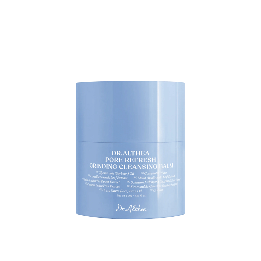 Dr.Althea Pore Refresh Grinding Cleansing Balm, 50 ml posoda z modrim plastičnim pokrovom. Etiketa na posodi je bela z napisom "Pore Refresh Grinding Cleansing Balm" in vsebuje sestavine, kot so Glycine Soja (sojino) olje, Camellia Sinensis izvleček listov in Oryza Sativa (riževo) olje otrobov.