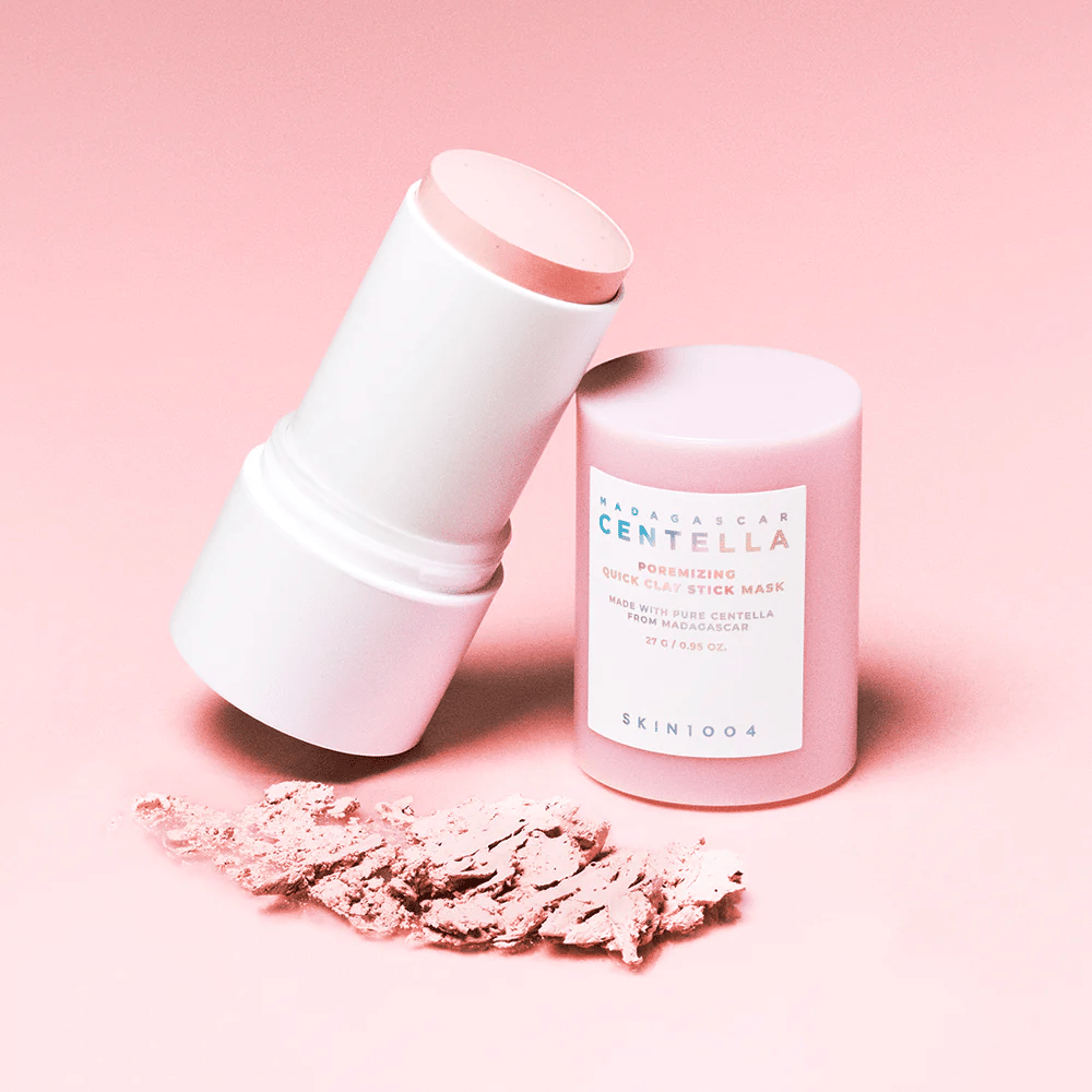 SKIN1004 Madagascar Centella Poremizing Quick Clay Stick Mask v roza embalaži. Praktična glina maska v obliki sticka za čiščenje in zmanjšanje por.
