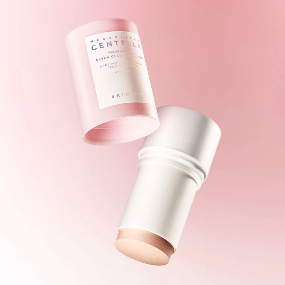 SKIN1004 Madagascar Centella Poremizing Quick Clay Stick Mask v elegantni roza in beli zasnovi. Praktična oblika sticka za enostavno nanašanje in globinsko čiščenje.