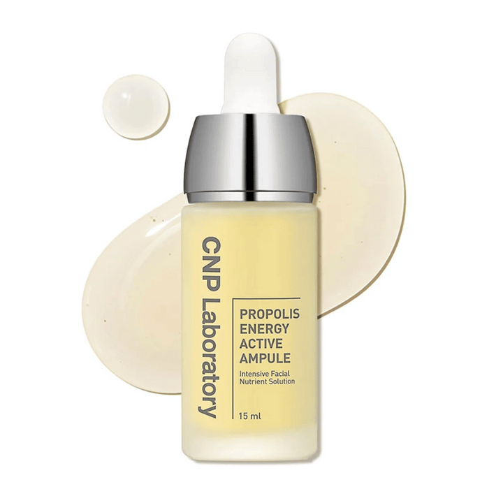 CNP Laboratory Propolis Energy Active Ampoule je intenzivna hranilna raztopina za obraz, obogatena s propolisovim ekstraktom. Vlaži, krepi kožno pregrado in daje naravni sijaj. Idealna za občutljivo kožo. Uporabljajte vsak dan za spodbujanje zdrave in sijoče kože.
