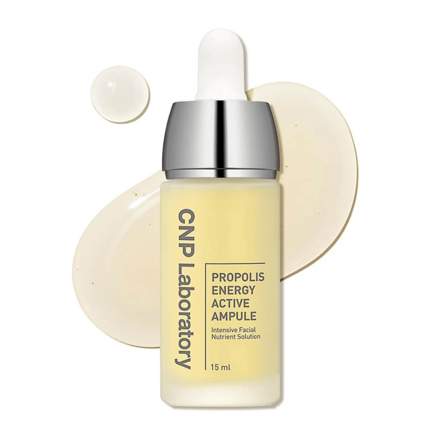 CNP Laboratory Propolis Energy Active Ampoule je intenzivna hranilna raztopina za obraz, obogatena s propolisovim ekstraktom. Vlaži, krepi kožno pregrado in daje naravni sijaj. Idealna za občutljivo kožo. Uporabljajte vsak dan za spodbujanje zdrave in sijoče kože.