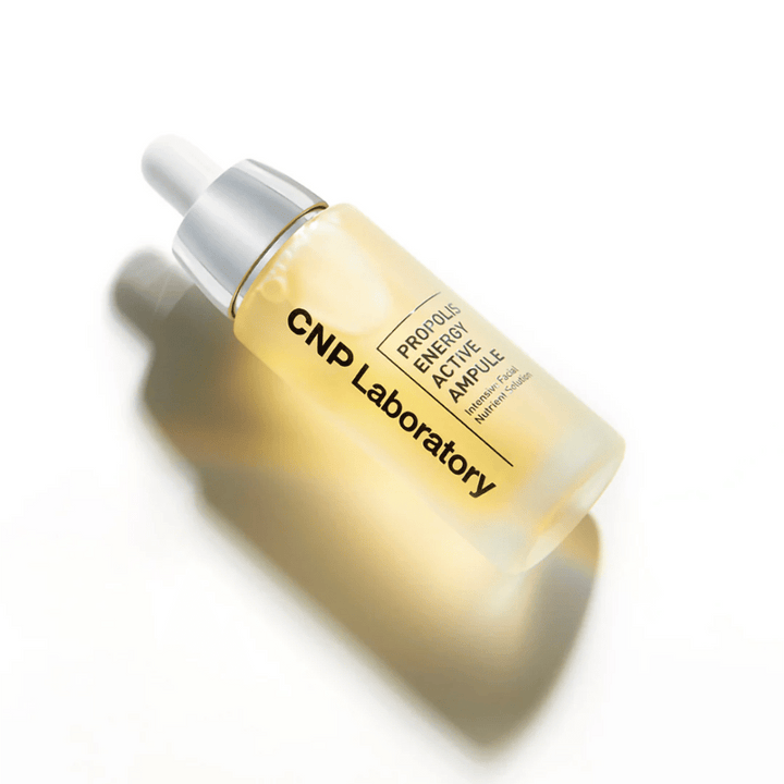 CNP Laboratory Propolis Energy Active Ampoule je močan izdelek za nego kože, obogaten s propolisovim ekstraktom. Vlaži, hrani in spodbuja sijočo kožo. Popoln za krepitev kožne pregrade in pomiritev razdražene kože. Uporabljajte vsak dan za najboljše rezultate.
